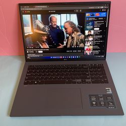 LG Gram 17” (2022) i7 12th Generation 16GB 512GB super light powerful Premium laptop (Evo certified)