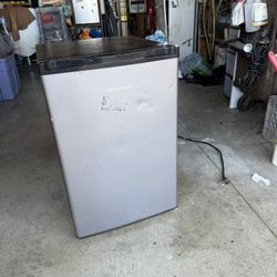 Hisense Mini Refrigerator 