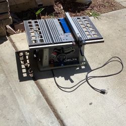 Delta table saw very good condition works perfect