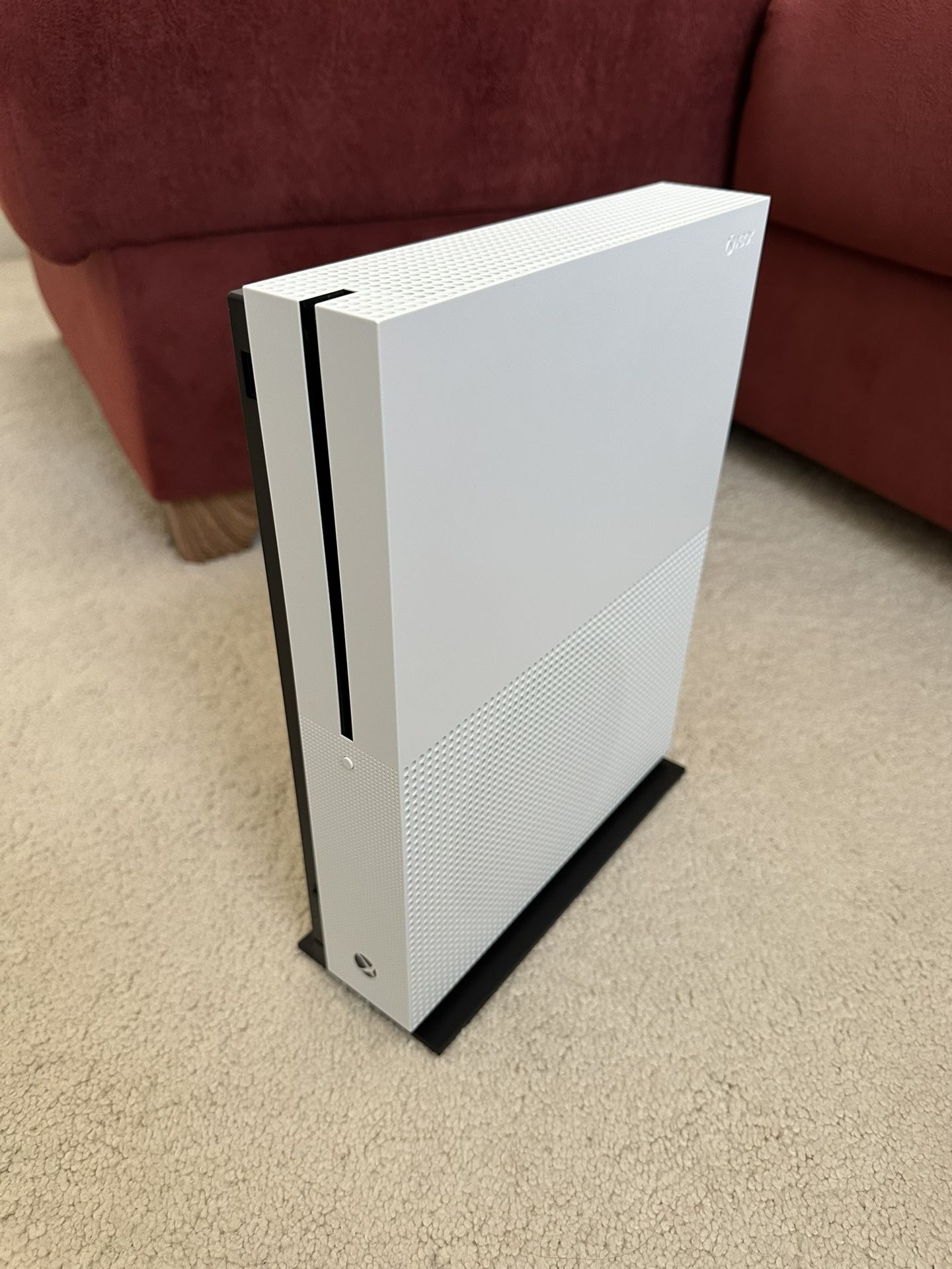 Xbox One S - Like New (1 TB)