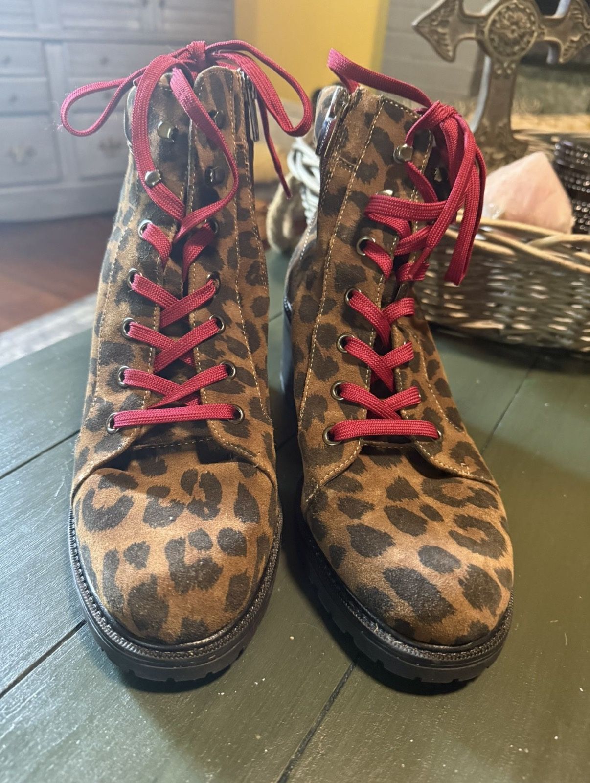 Like New VINCE CAMUTO WOMEN’S ANKLE BOOT WITH WEDGE CHUNKY HEEL Leopard Print With Red Laces Side Zip Size 8 W