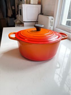 Le Creuset Signature Deep Round Dutch Oven, 6.5 qt.
