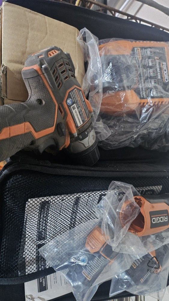 Rigid 12v Drill And Flashlight Set