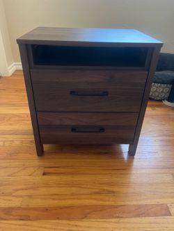 2 Matching Nightstands