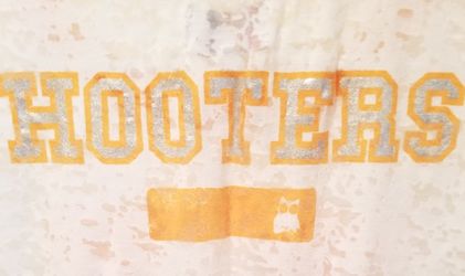 Like New Hooters T-shirt