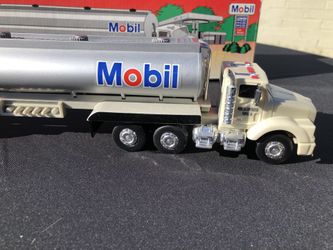 1993 Mobil Oil Toy Semi Tanker Truck w/ lights & horn