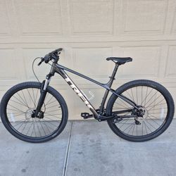 TREK MARLIN 4 MOUNTAIN BIKE, 29ER (LARGE FRAME)
