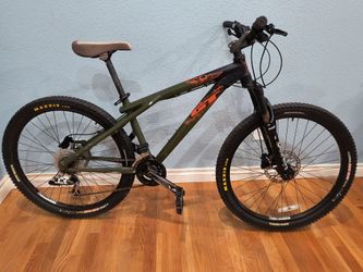 26" GT Chucker 2.0 Mountain / Dirt Jump Bike – Hydraulic Disc Brakes and aluminum frame