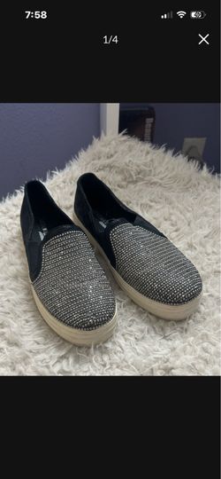 NEW 7.5 Silver Rhinestone Skechers Canvas. SALE Only $15 FIRM //🎉