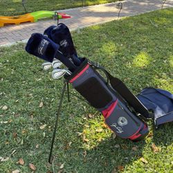 Like new! John Daly complete golf club set with matching golf bag right handed