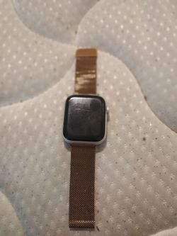 LOCKED apple Series 6 watch for 40$