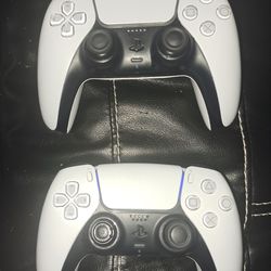 2 PS5 CONTROLLERS 