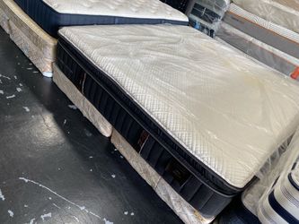 King mattress stearns&foster pillowtop