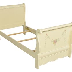 Shabby Chic Sleigh Bed with Trundle Bed