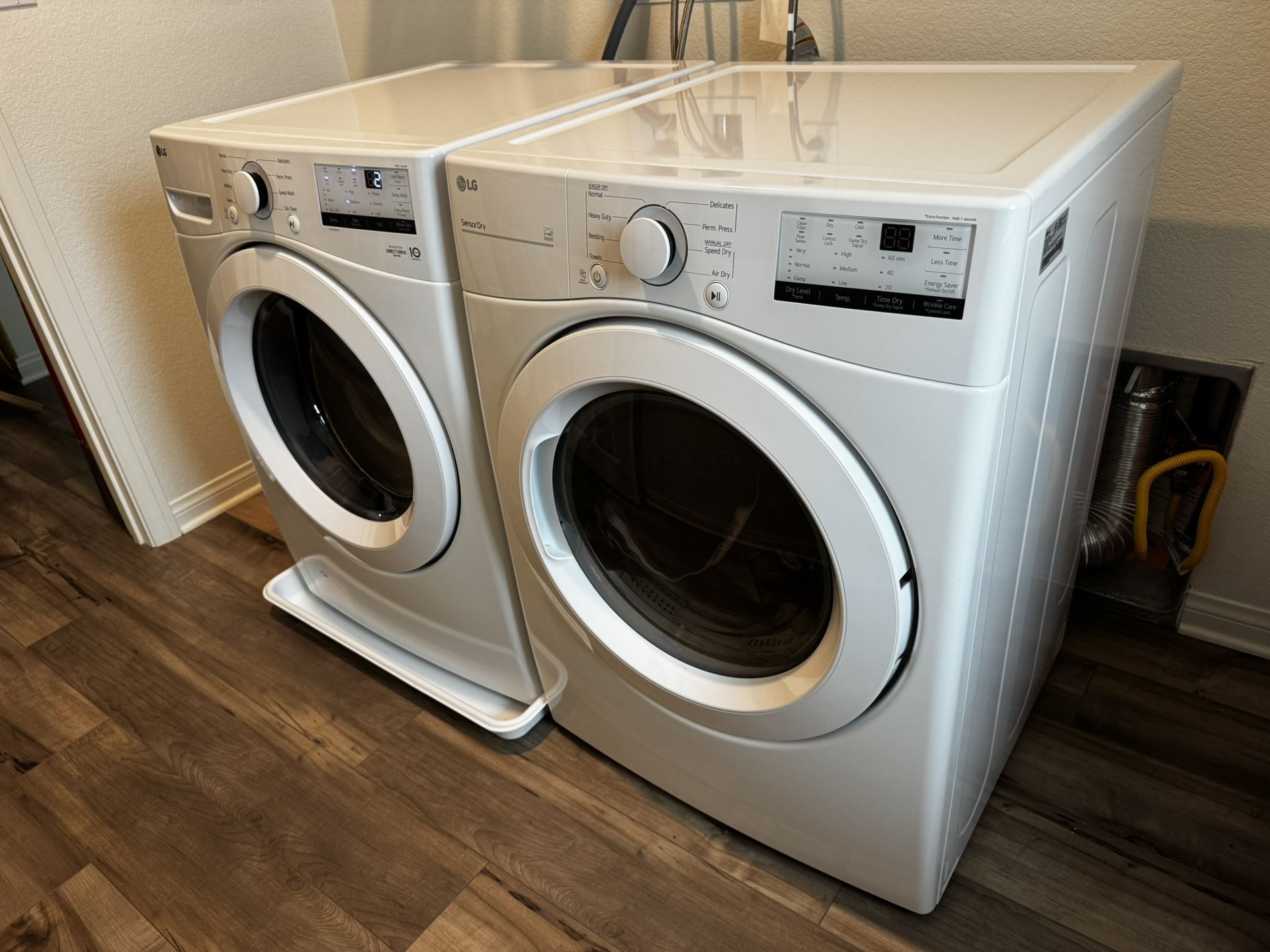 LG Front Load Washer (4.5 CU FT) & LG Gas Dryer (7.4 CU FT)