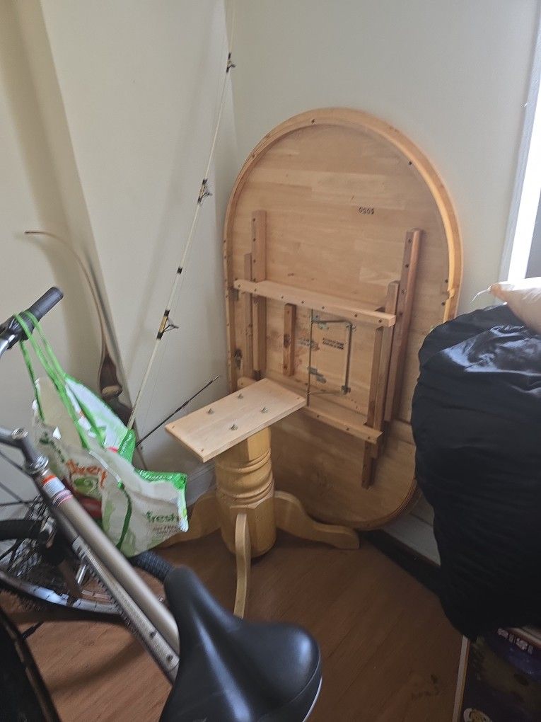 Adjustable Table That Fits 4 To 8 Peoples