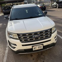 2017 Ford Explorer XLT (White)