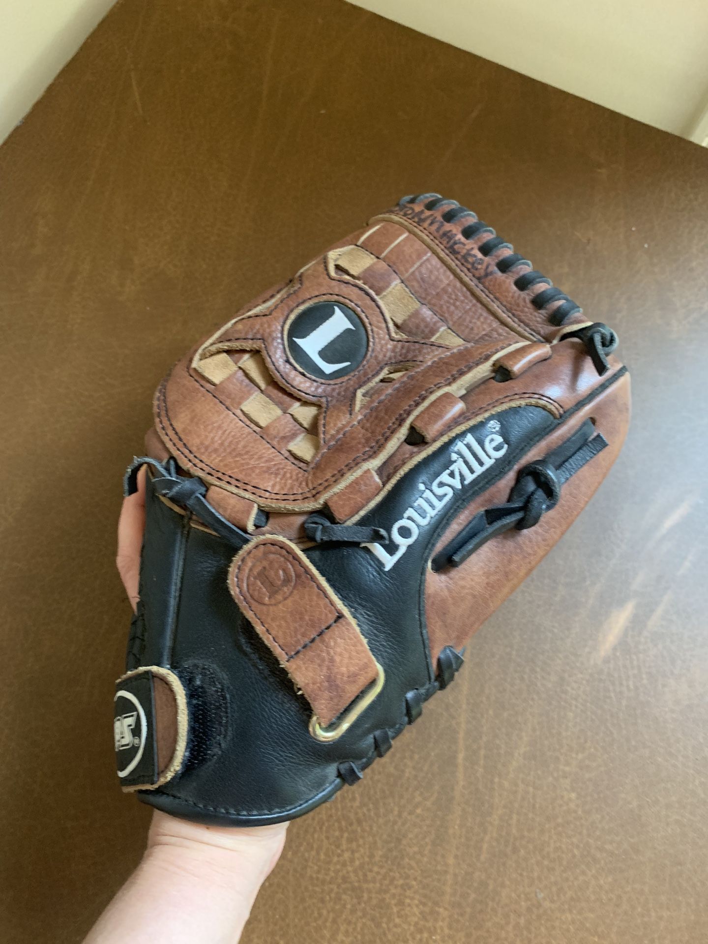 Louisville Slugger TPS FPA1201 Fastpitch Softball Glove RHT 12" Brown