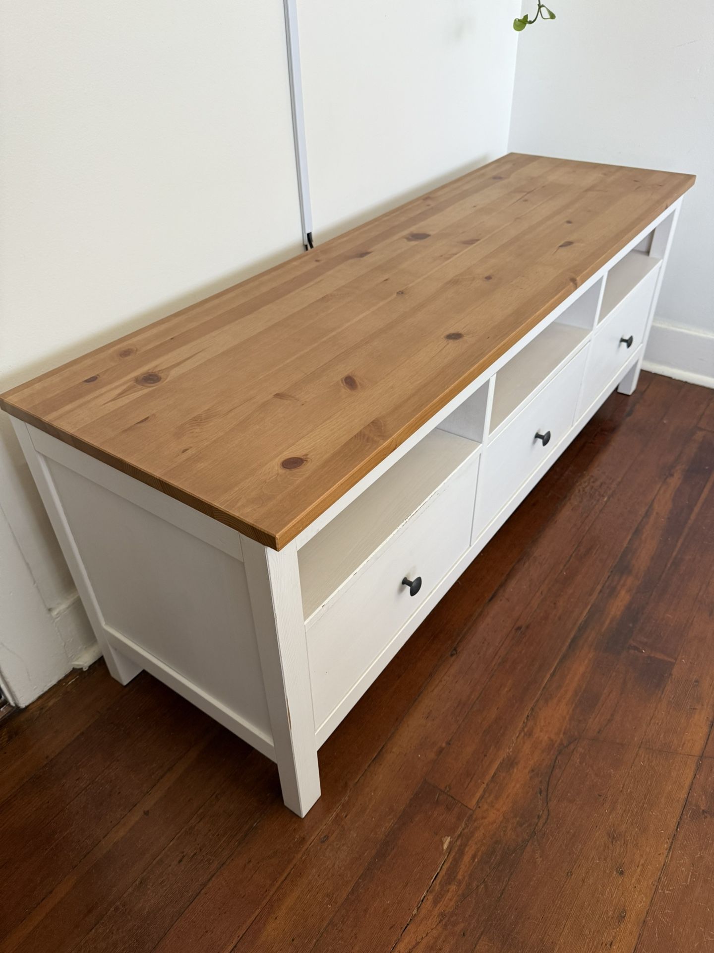 Moving Sale – HEMNES Tv unit, HEMNES desk, Breakfast Table —OBO—