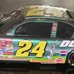 2001 Action #24 Jeff Gordon Monte Carlo 400 Dupont/ Looney Tunes Nascar 1:24