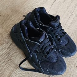 Nike Huarache Run Triple Black Sneakers Size 4.5y