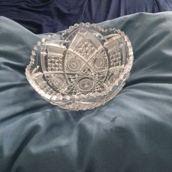 BRITAIN CUT GlASS 🥣 Beautiful  Glass Bowl