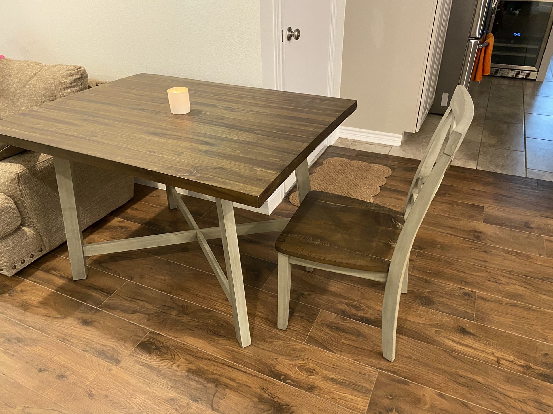 Joss & Main Kitchen Table with set of 4 chairs. Only 1 year old in great condition!!