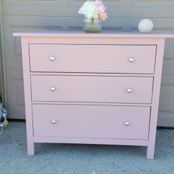 ADORABLE LIGHT PINK DRESSER BY IKEA HEMNES 3 DEEP DRAWERS 43X20X38 LIKE NEW/ SILVER KNOBS