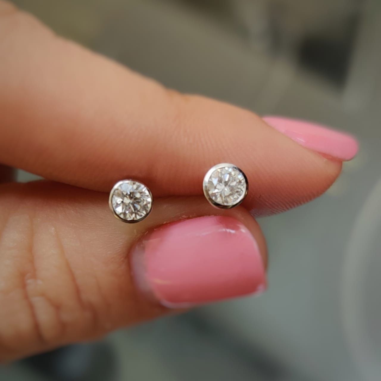 Diamond studs earings