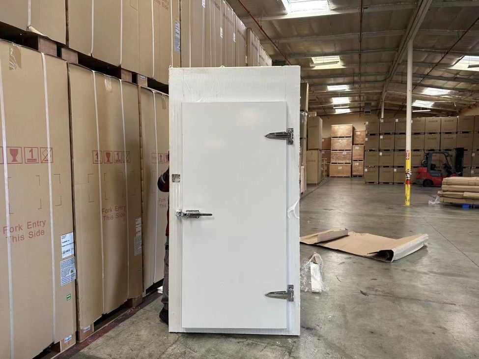 NSF Walk In Freezer White Door With Frame DOO1