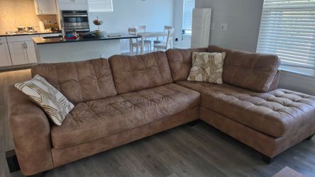 Price: $650 (OBO - Or Best Offer)Selling a beautiful brown 2-piece sectional sofa with a chaise from Rooms To Go. It is exactly one year old and in ex