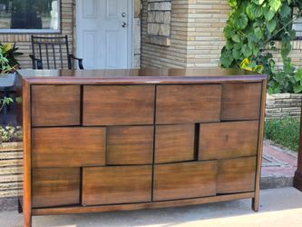 DRESSER