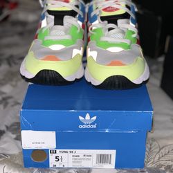 ADIDAS SIZE 5.5Y// 10/10 CONDITION