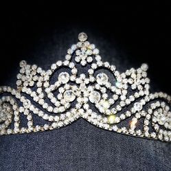 Tiara Crown Beautiful Pronged Rhinestones in silver tone headband with built in metal combs 3” high middle. One small stone missing, otherwise like ne