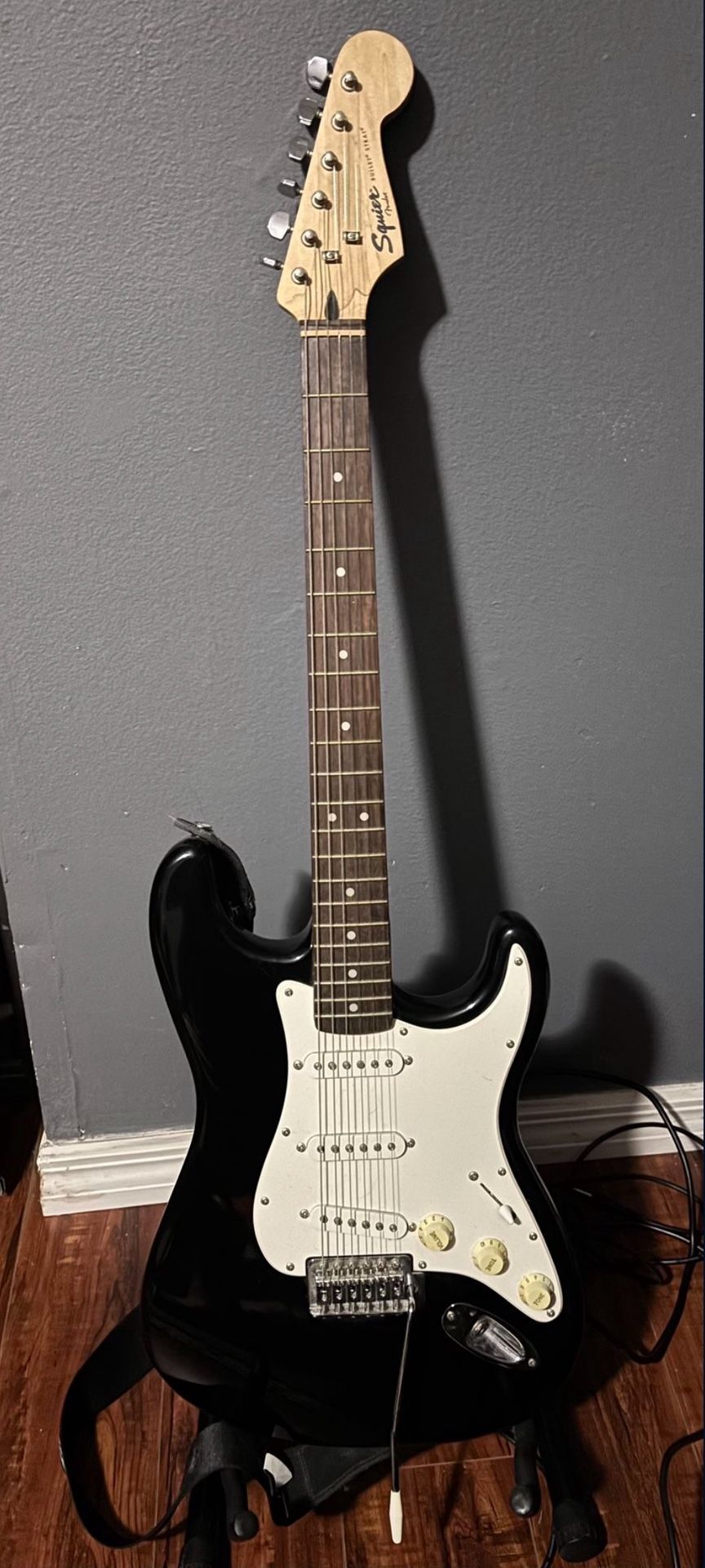 Squier Guitar & Sawtooth Amp Bundle