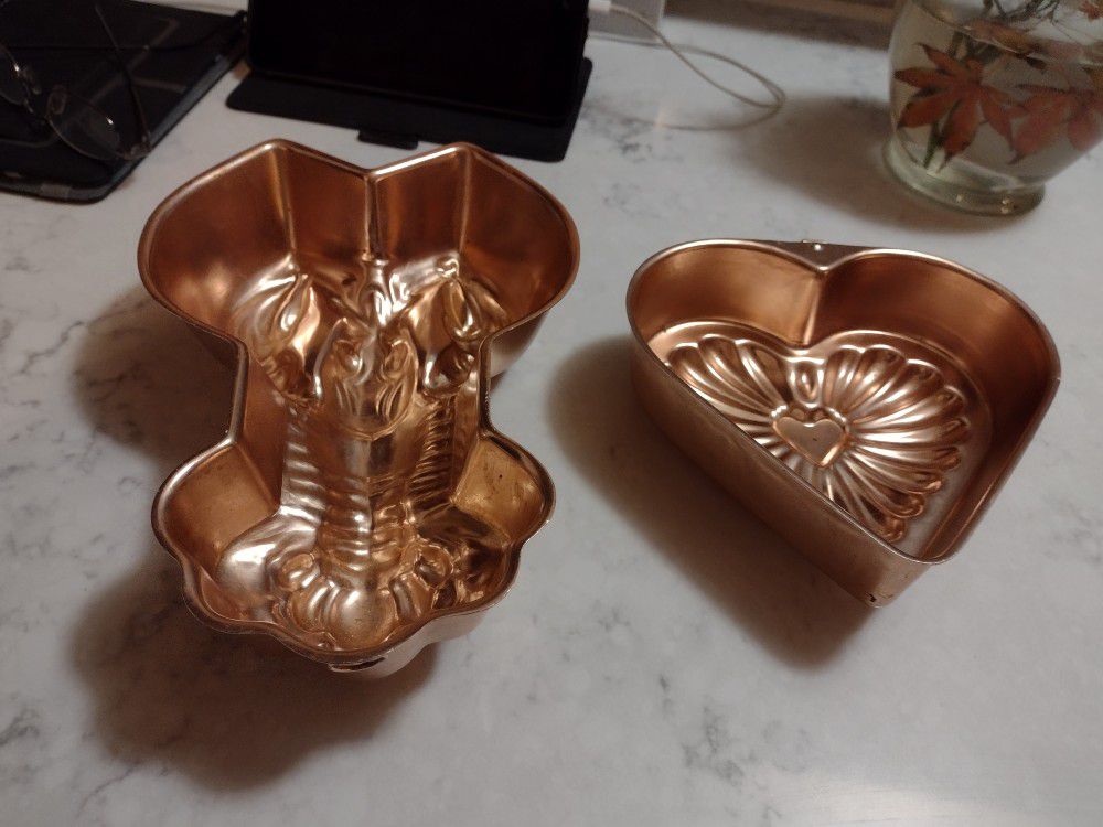 Vintage Molds Great For The Holidays.  Excellent Condition.  The Pair For $5.  Cash Porch Pickup Redmond.