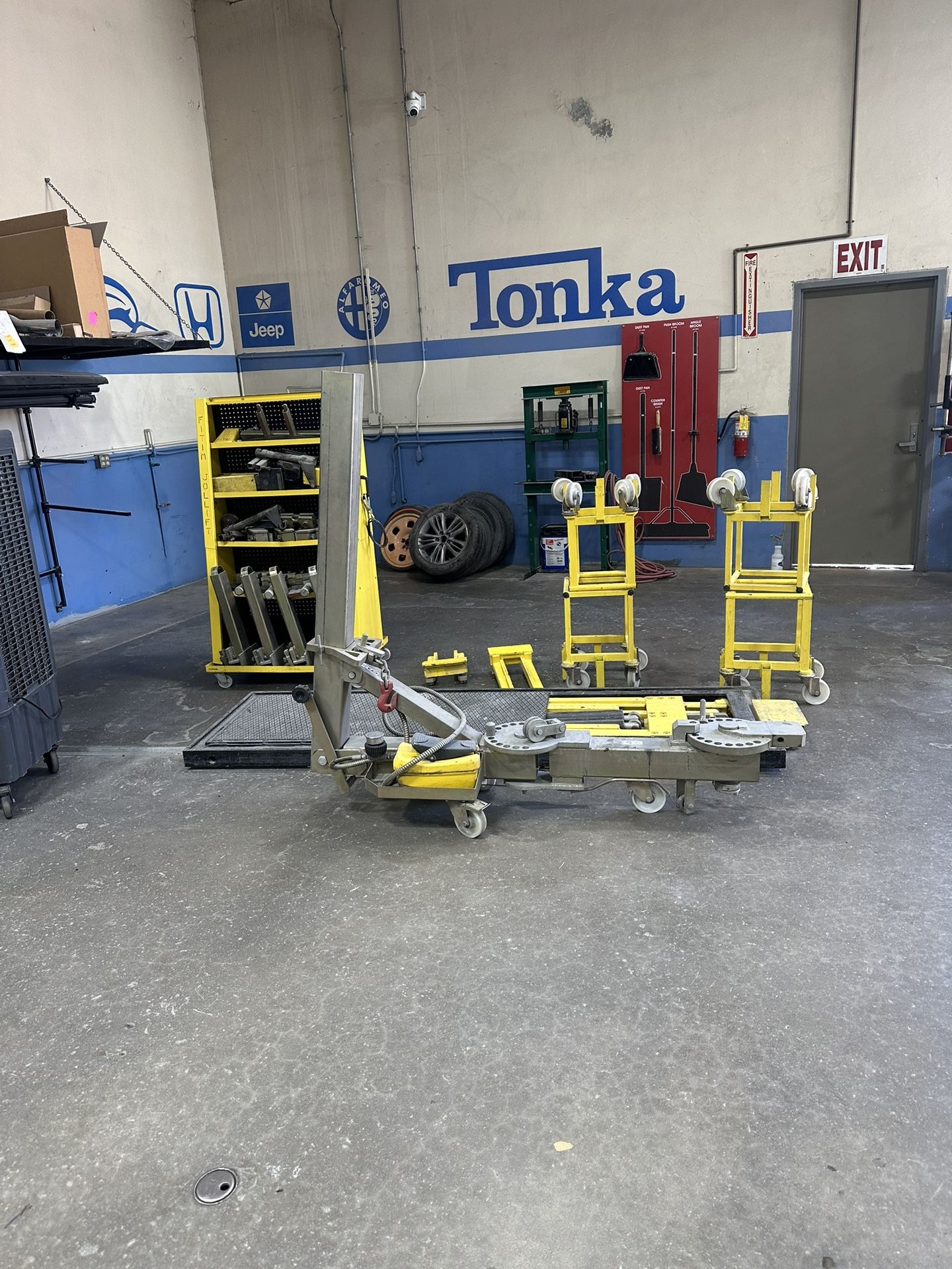 JOLLIFT. Frame machine and lift. 6000 or best offer.
