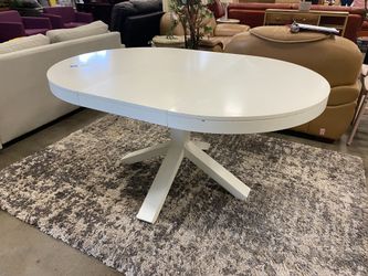 WEST ELM Poppy Classic and Clean White Oval Table