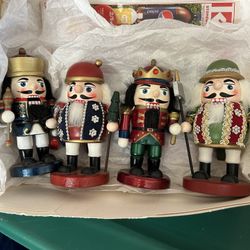 Christmas Nutcrackers Set