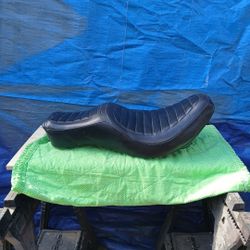 A Harley Davidson, she good condition back.
The motorcycle seat