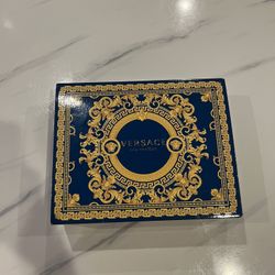 Versace Manno Phrase Fragrance.