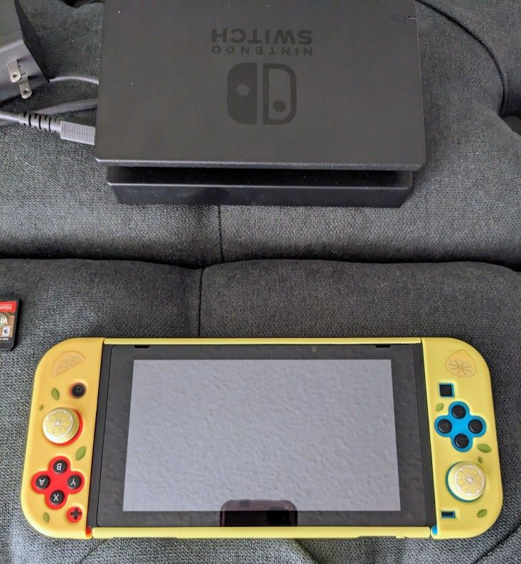 Nintendo Switch, Charger & 1 Game