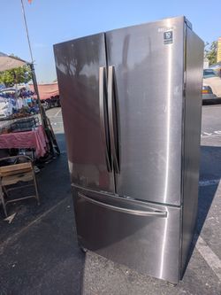 Samsung Black stainless steel refrigerator/3 months of warranty and free local delivery