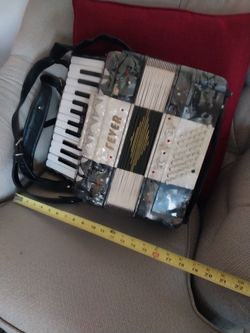FEVER MEDIUM ACCORDION IN GREAT WORKING CONDITION ONLY MISSING ONE BASE BOTTON