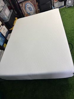 Zinus Queen Memory Foam Mattress — 12" — Very Good Condition