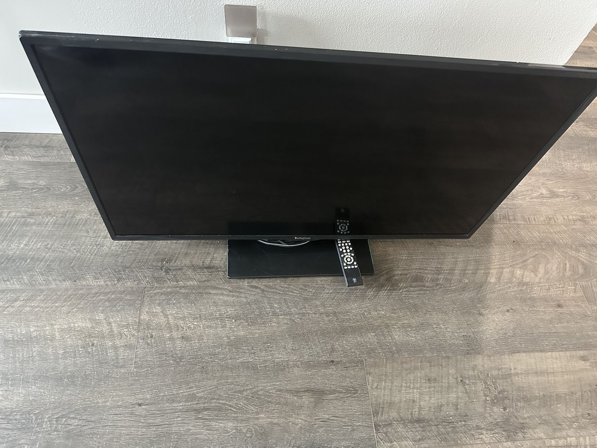 Westinghouse 42” Flat Screen TV w Remote
