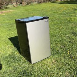 MAGIC CHEF  REFRIGERATOR