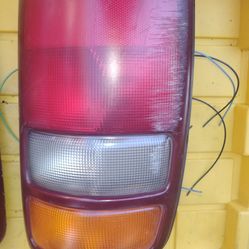 2001 GMC Yukon tail light left side