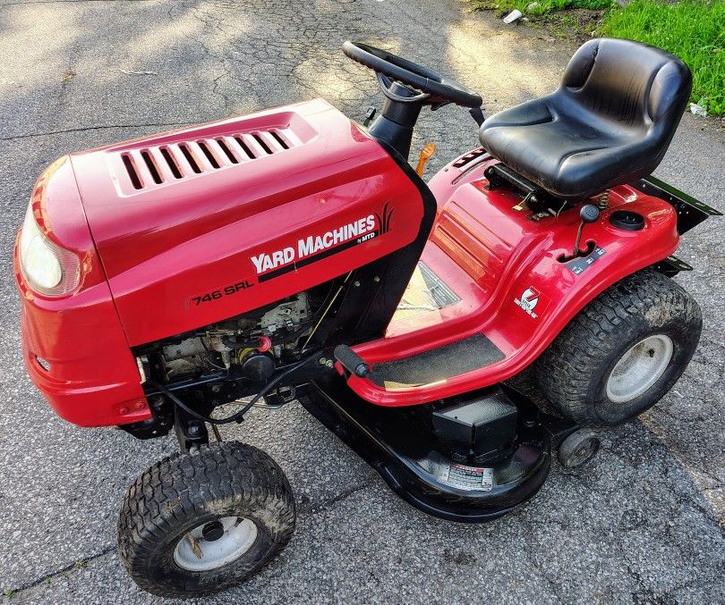 Excellent Condition! Yard Machines 746 SRL Riding Lawnmower/Tractor !
