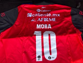 JERSEY DEL CLUB XOLOS DE TIJUANA, ROJO Y NEGRO, GIL MORA 10 TEMPORADA 26-27
